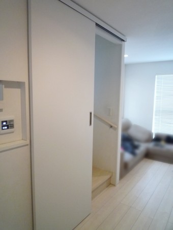 階段からの冷気対策に引戸を設置～あったかリビングに　目黒区F様邸